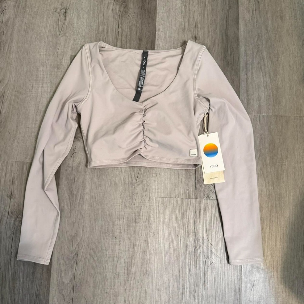⭐️ Vuori Long Sleeve Ruched Bra Top